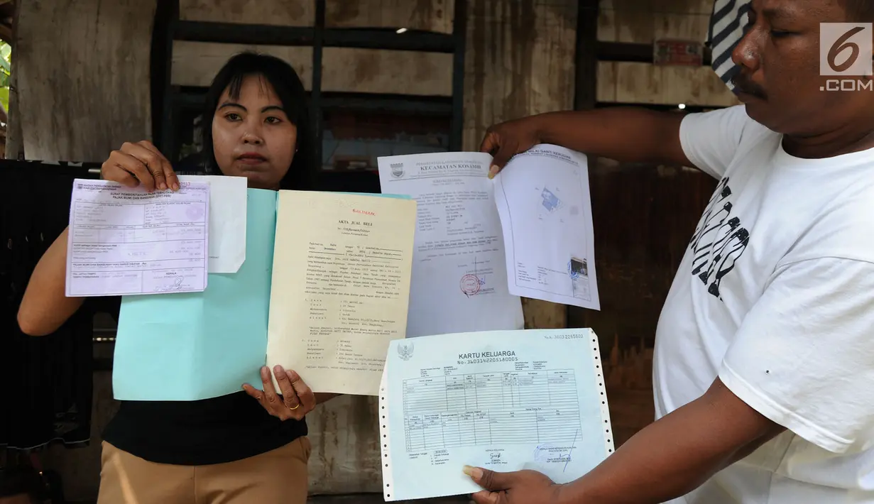 Warga menunjukkan sejumlah dokumen di kawasan Rawa Rengas, Kosambi, Tangerang, Banten, Selasa (2/7/2019). Sekitar 130 KK masih bertahan di rumahnya karena belum menerima ganti rugi dari perluasan landasan pacu atau Runway 3A Bandara Soekarno-Hatta. (merdeka.com/Arie Basuki)