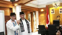 Gubernur dan Wakil Gubernur DKI Jakarta, Anies Baswedan dan Sandiaga Uno melakukan salam komando saat berpamitan di Balai Kota, Jumat (10/8). Untuk diketahui, Sandiaga memutuskan untuk menjadi Cawapres Prabowo Subianto. (Liputan6.com/Herman Zakharia)