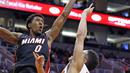 Pemain Miami Heat, Josh Richardson (0) menghadang tembakan pemain Phoenix Suns, Devin Booker pada laga NBA basketball game, (3/1/2017) di US Airways Center, Phoenix.  Suns menang 99-90. (AP/Ross D. Franklin)