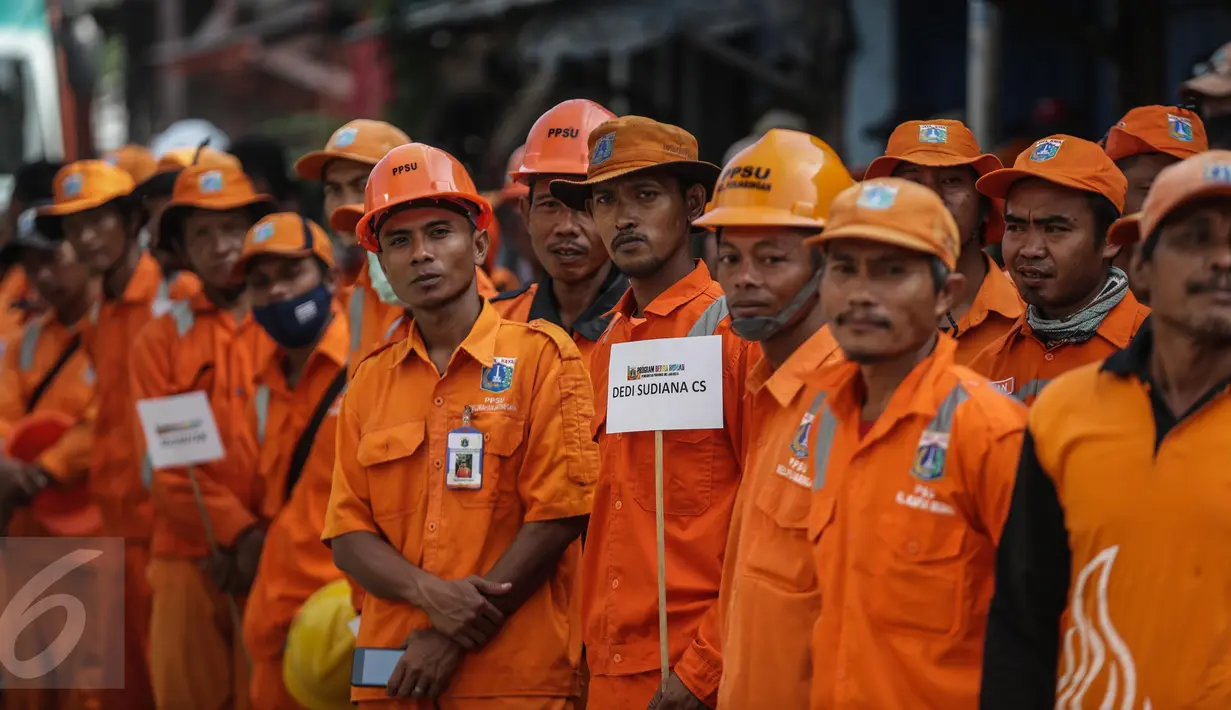 Pasukan Oranye atau tim PPSU saat mengikuti peresmian program bedah rumah di Cilincing, Jakarta, Senin (17/4). Peluncuran program bedah rumah juga dihadiri para anggota "pasukan pelangi". (Liputan6.com/Faizal Fanani)