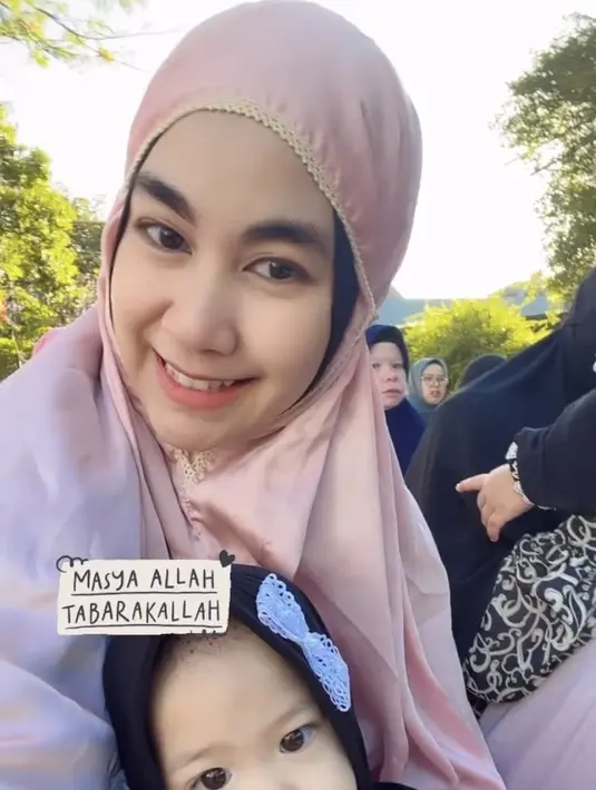 Bersama si kecil, Anisa Rahma pun tampil dengan mukena pinknya. Sedangkan anaknya tampil dengan mukena hitam. @anisarahma_12.