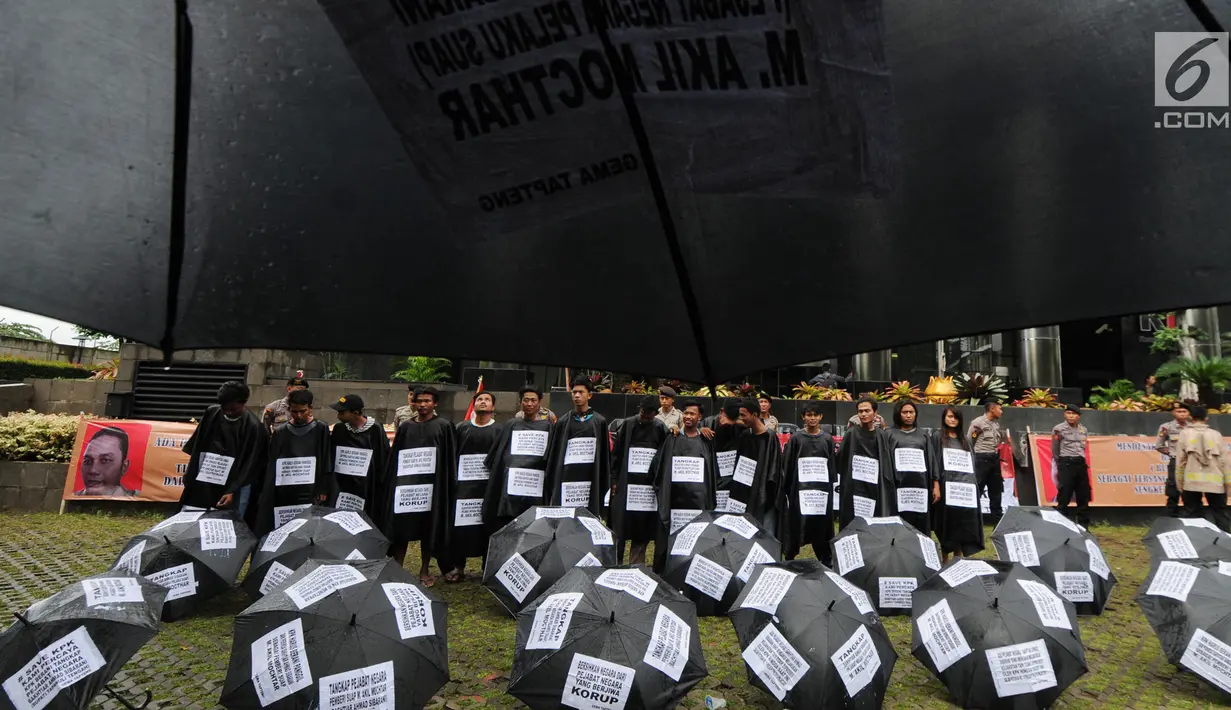 Sejumlah aktivis dari Gema Tapteng berbaris melakukan aksi teatrikal saat melakukan aksi unjuk rasa di depan gedung KPK, Jakarta, Kamis (26/4). Mereka menutut pimpinan KPK untuk mengusut tuntas Bakhtiar Ahmad Sibarani. (Merdeka.com/Dwi Narwoko)