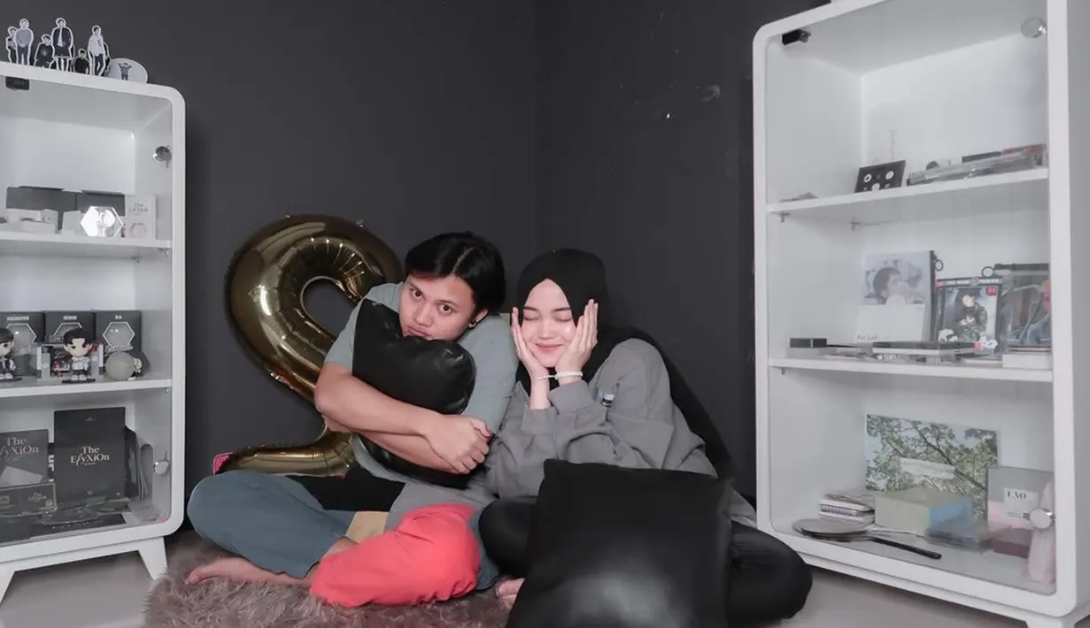 Rizky Febian dan Putri Delina memang sangatlah dekat sebagai kakak dan adik. Berbagai momen, keduanya terlihat saling mendukung satu sama lain. Gaya penampilan keduanya pun sangat menawan seperti pakai baju warna abu-abu. (Liputan6.com/IG/@putridelinaa)