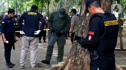 Anggota Labfor Mabes Polri mengumpulkan barang bukti di TKP ledakan di kawasan Monas, Jakarta, Selasa (3/12/2019). Dalam ledakan itu dua anggota TNI menjadi korban dan mengalami luka. (merdeka.com/Imam Buhori)