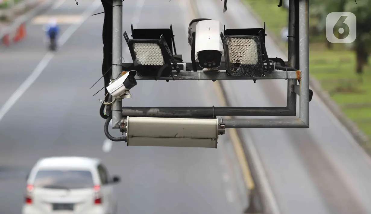 Sejumlah kendaraan bermotor melintas di bawah Alat Sistem Jalan Berbayar Elektronik (ERP) di Jalan Medan Merdeka Barat, Jakarta, Senin (9/1/2023). Pemprov DKI Jakarta berencana untuk menerapkan kebijakan jalan berbayar atau 'Electronic Road Pricing' (ERP) di sejumlah ruas jalan Ibu Kota yang bertujuan untuk mengendalikan mobilitas warga DKI Jakarta. (Liputan6.com/Herman Zakharia)
