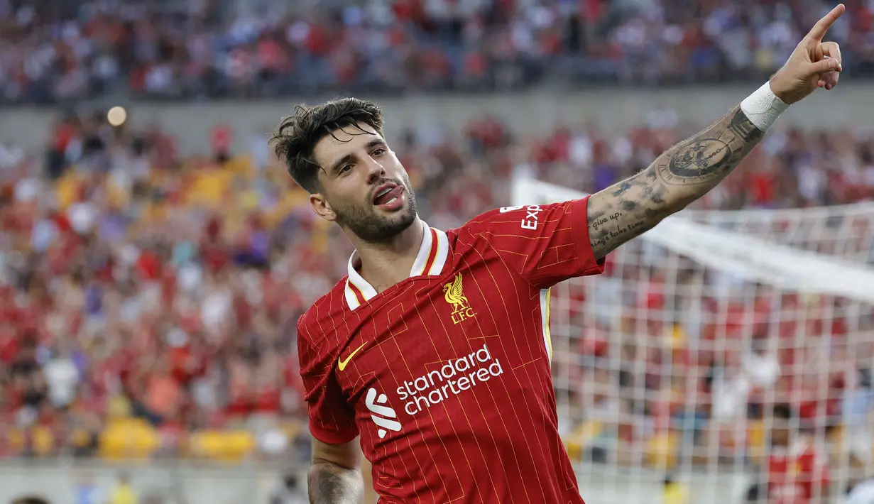 Gelandang asal Hongaria, Dominik Szoboszlai dilepas RB Leipzig ke Liverpool dengan nilai transfer 70 juta euro atau kini setara Rp1,2 triliun pada bursa transfer pemain musim 2023/2024 setelah dua setengah musim berseragam RB Leipzig usai didatangkan dari RB Salzburg pada tengah musim 2020/2021. Bersama Chelsea, ia masih terikat kontrak hingga akhir musim 2027/2028. (AFP/Kamil Krzaczynski)