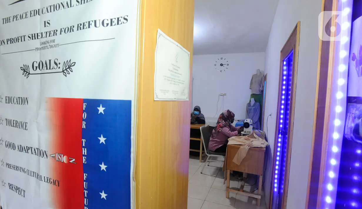 Pengungsi melakukan pelatihan menjahit di Peace Educational Shelter, Cisarua, Jawa Barat, Selasa (17/1/2023). Kegiatan yang diinisiasi oleh Peace Educational Shelter secara gratis dengan tenaga pengajar berasal dari para pengungsi sendiri di tengah keterbatasan dana dan tenaga mereka yang bertujuan mengisi kesibukan sehari-hari dengan berbagai kegiatan positif  di tengah ketidakpastian mereka mendapatkan tempat di pihak negara ketiga. (merdeka.com/Arie Basuki)