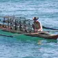 Seorang nelayan berusaha menangkap ikan dengan cara tradisional menggunakan Lukah, semacam perangkap ikan yang diletakkan ke dasar perairan di perairan Teluk Nibung, Padang, Sumbar. (Antara)