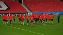 Para pemain Atletico Madrid menghadiri sesi latihan di stadion Old Trafford di Manchester, Senin (14/3/2022). Atletico Madrid akan bertandang ke Manchester United (MU) di laga leg kedua babak 16 besar Liga Champions pada Rabu, 16 Maret 2022 dini hari WIB. (Paul ELLIS / AFP)