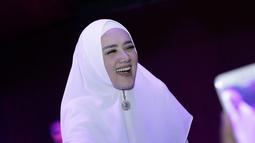 Gaya hijab Mulan Jameela berikutnya sungguh sangat simpel. Hanya dengan menggunakan satu warna saja yakni putih bisa membuat Mulan begitu terlihat sangat cantik. Apalagi Mulan difoto saat tersenyum, malah membuat Mulan begitu mempesona (KapanLagi.com/Agus Apriyanto)