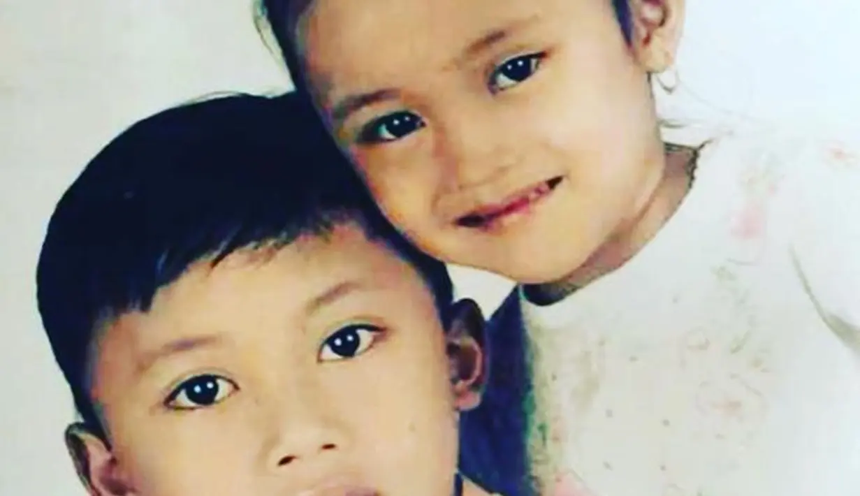 Pelantun lagu Kesempurnaan Cinta saat kecil bergaya rambut poni. Fotonya dengan Putri Delina menunjukkan sikap kalem. Foto lawas Iky dan Putdel pun banjir like dan komentar dari netizen yang gemas melihat keduanya. (Liputan6.com/IG/rizkyfbian)