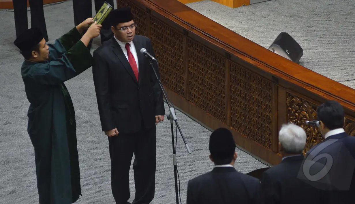 Politisi PDIP Arteria Dahlan dilantik sebagai anggota DPR-RI dalam pergantian antar waktu menggantikan Djarot Saiful Hidayat yang mundur setelah menjabat sebagai Wagub DKI Jakarta, Jakarta, Senin (23/3/2015).(Liputan6.com/Faisal R Syam)
