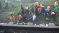 [VIDEO] Diguyur Hujan, Rel Kereta di Jamanis Tasikmalaya Longsor