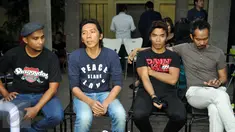 Slank menggelar konferensi pers terkait peluncuran single terbaru mereka bertajuk “Halal”, Jakarta, Rabu (24/6/2015). Selain preskon single mereka, Slank juga memberikan sumbangan untuk sejumlah panti asuhan. (Liputan6.com/Panji Diksana)