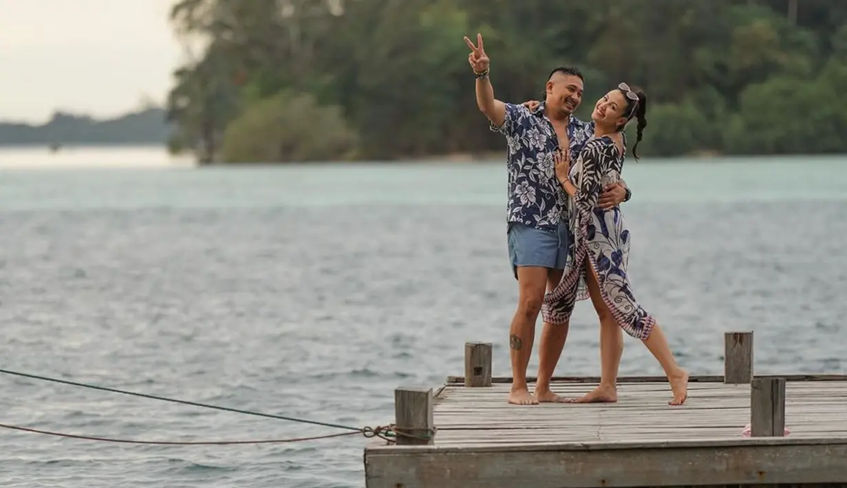 Jauh dari gosip miring, dua bintang FTV, Sharena dan Ryan Delon selalu romantis di berbagai momen. Dalam setiap unggahannya di media sosial, Sharena dan Ryan Delon kerap pamer kemesraan yang bikin baper. Awet muda di usia hampir kepala 4, kebersamaan pasangan ini selalu terlihat bak pasangan ABG. (Liputan6.com/IG/@mrssharena)