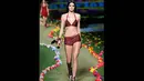 Mengenakan bikini rancangan terbaru Tommy Hilfiger, Kendall Jenner tampak sangat percaya diri, New York City, Senin (8/9/14). (Randy Brooke/Getty Images for Tommy Hilfiger/AFP)