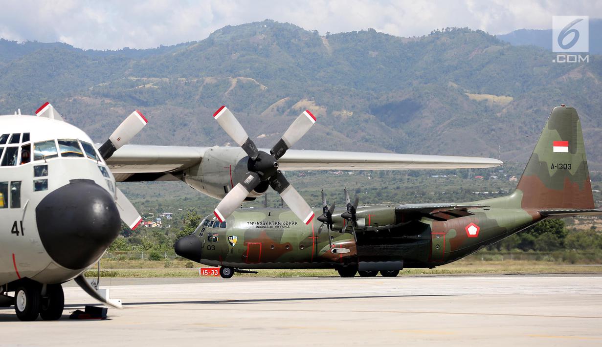FOTO Naik Pesawat Hercules Ribuan Warga Kembali 