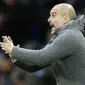 Pelatih Manchester City, Pep Guardiola, memberikan arahan kepada anak asuhnya saat melawan Watford pada laga Premier League 2019 di Stadion Etihad, Sabtu (9/3). Manchester City menang 3-1 atas Watford. (AP/Martin Rickett)