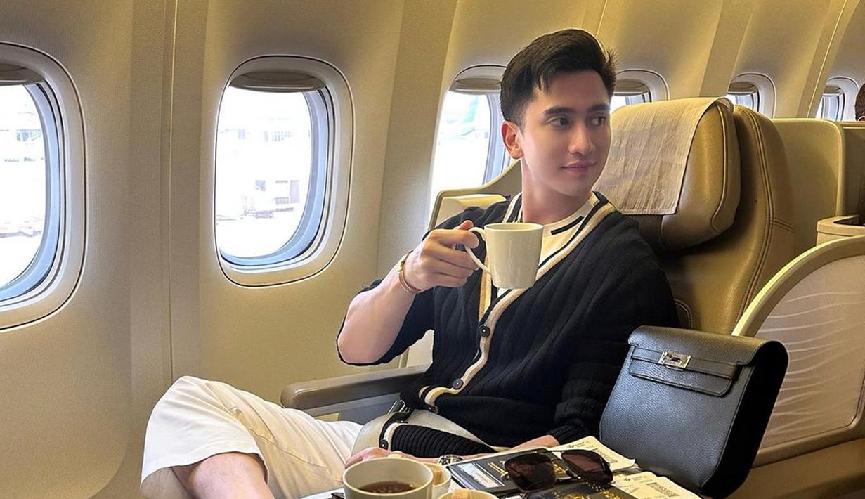 Dirinya juga mengunggah momen saat berada di dalam pesawat.  Tampil dengan busana kasual, Verrell pun tampak santai saat bertolak ke Tanah Suci untuk umroh. (Liputan6.com/IG/@bramastavrl)