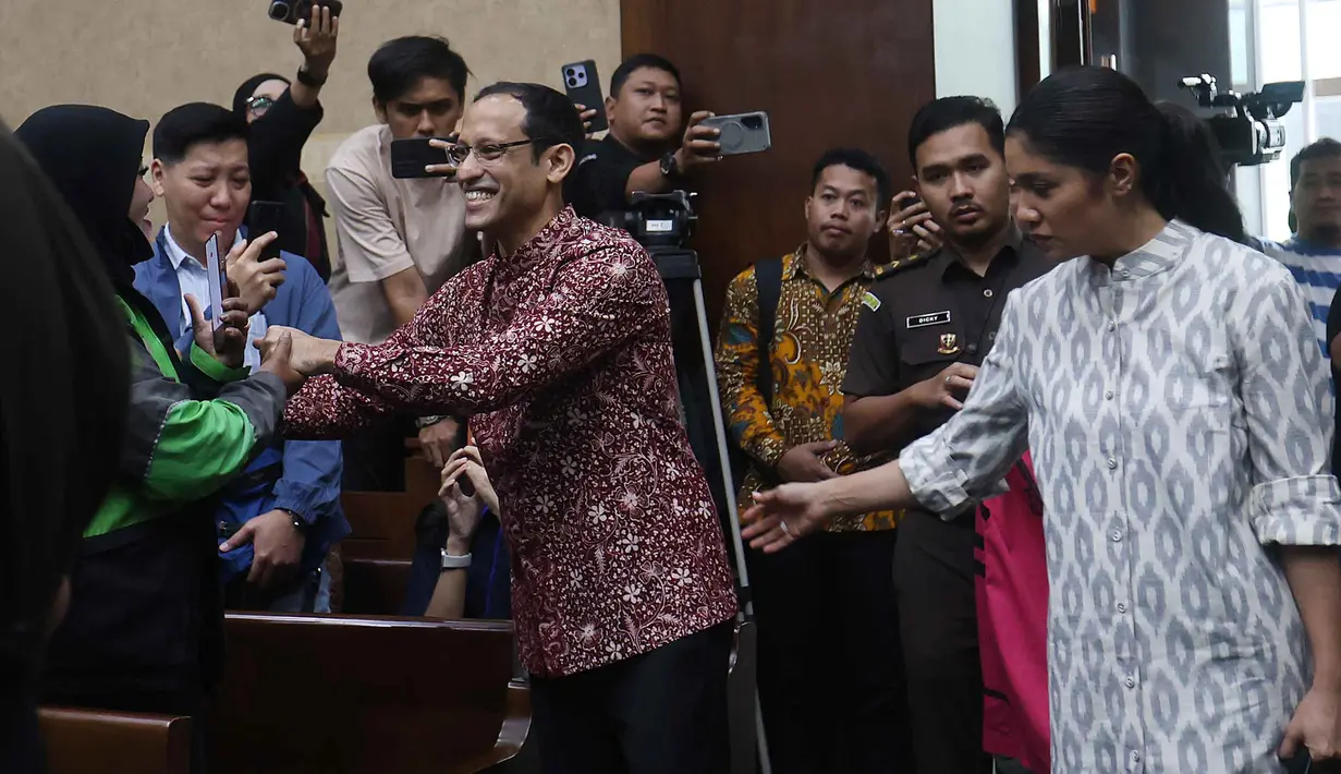 Ketika ditanya majelis hakim terkait kesehatannya, Nadiem Makarim sempat menyatakan masih membutuhkan perawatan medis selama lima hari ke depan akibat reinfeksi luka pasca-operasi. Tampak dalam foto, mantan Menteri Pendidikan, Kebudayaan, Riset dan Teknologi (Mendikbudristek), Nadiem Makarim (tengah) sesaat sebelum menjalani persidangan lanjutan di Pengadilan Tindak Pidana Korupsi Jakarta (Tipikor) Jakarta, Senin (2/2/2026). (Kapanlagi.com/Budy Santoso)