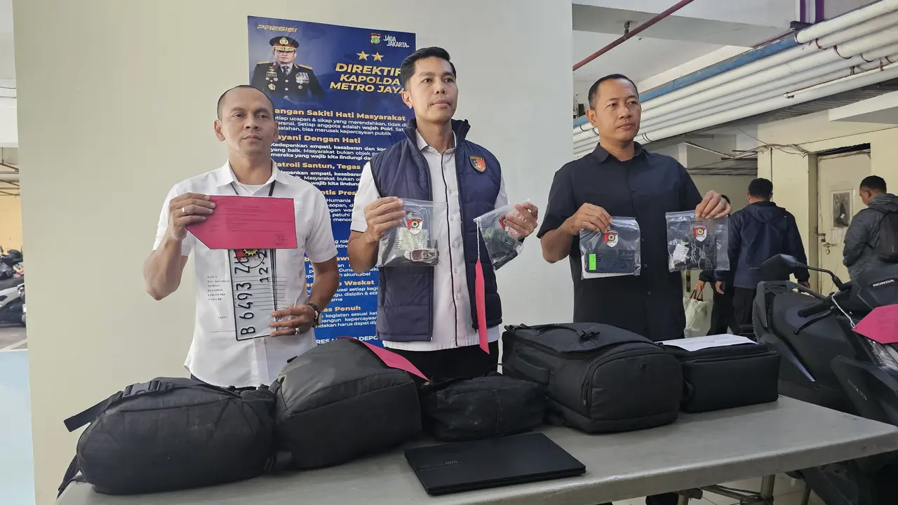 Polisi ringkus tersangka pencurian modus pecah kaca mobil di Depok. (Liputan6.com/Dicky Agung Prihanto)
