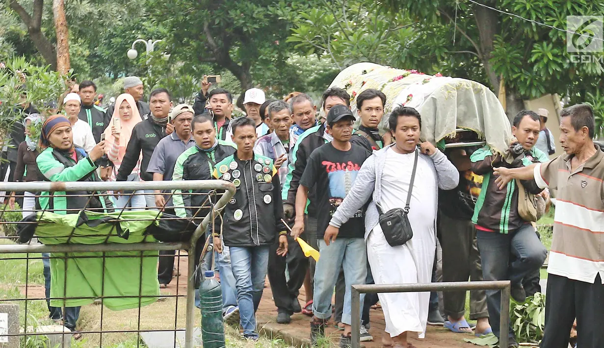 Kerabat dan keluarga membawa Jenazah Laila Sari untuk dikuburkan di Tempat Pemakaman Umum (TPU) Karet Bivak, Jakarta, Selasa (21/11). Laila Sari meninggal dunia saat pulang syuting, di usai 82 tahun. (Liputan6.com/Herman Zakharia)
