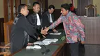 Terdakwa penyuap pejabat pajak, Ramapanicker Rajamohanan Nair menyalami Penuntut Umum usai sidang vonis di Pengadilan Tipikor, Jakarta, Senin (17/4). Sebelumnya jaksa menuntut hukuman 4 tahun penjara untuk Ramapanicker. (Liputan6.com/Helmi Afandi)