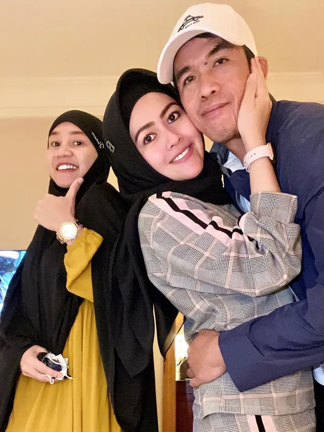 Sempat Dirahasiakan, Ini 6 Potret Meggy Wulandari Bersama Suami Barunya