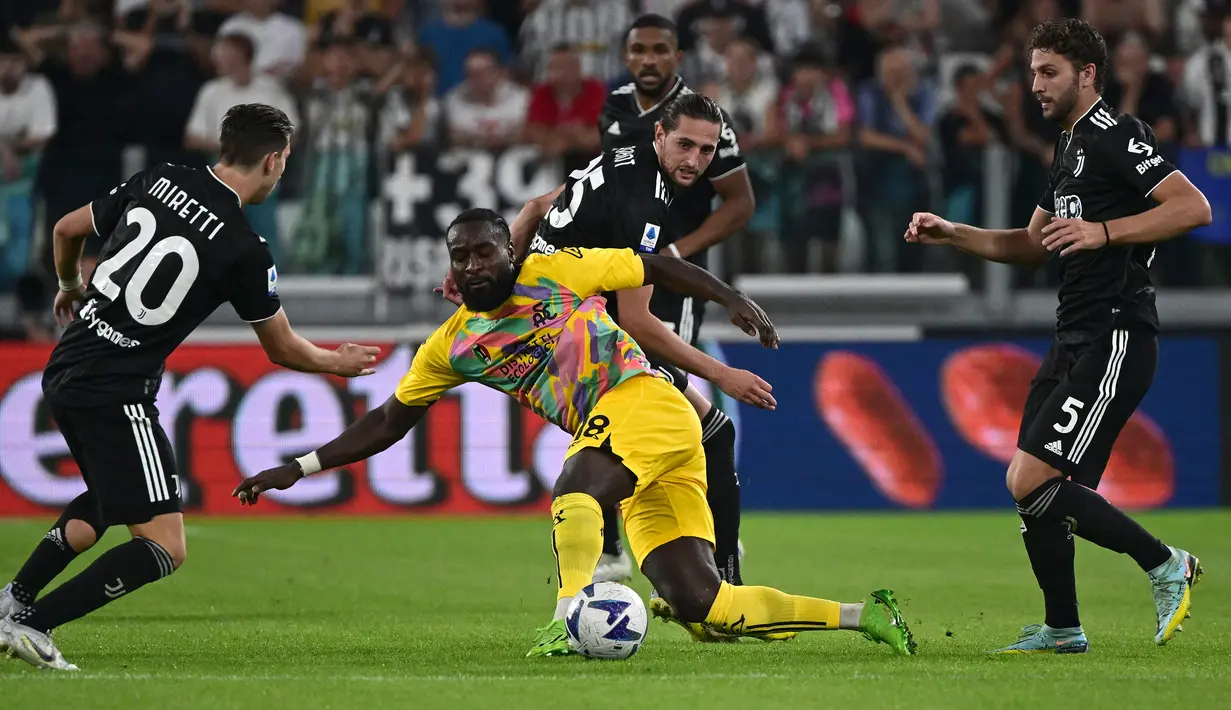 Striker Spezia, M'Bala Nzola (tengah) dikepung tiga pemain Juventus pada laga Liga Italia 2022/2023 di Juventus Stadium, Turin (31/8/2022). M'Bala Nzola yang didatangkan Spezia pada awal musim 2020/2021 dari Trapani telah mencetak 12 gol dan 2 assist dari total 23 laga di Liga Italia 2022/2023. (AFP/Miguel Medina)