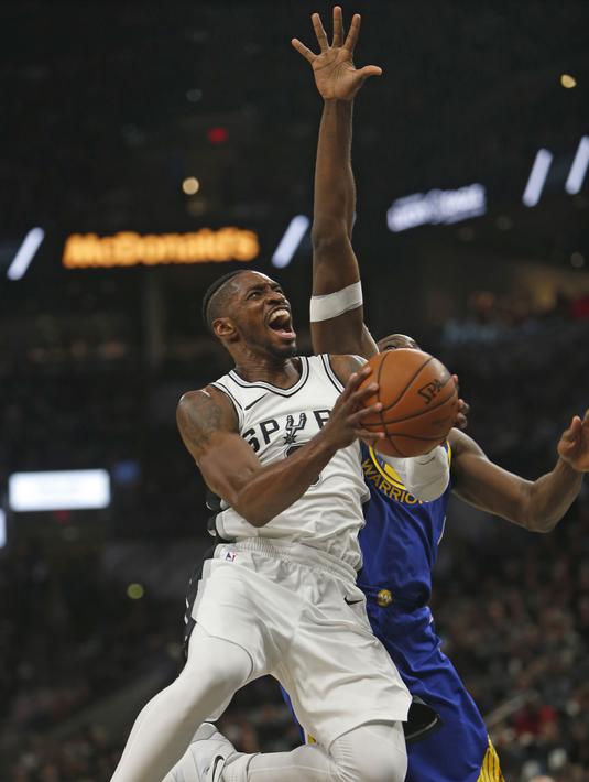 Pemain Spurs, Brandon Paul (kiri) mencoba memasukan bola saat di adang pemain Warriors pada laga NBA basketball game di AT&T Center, San Antonio, (2/11/2017) waktu setempat. Warriors menang 112-92. (Ronald Cortes/Getty Images/AFP)