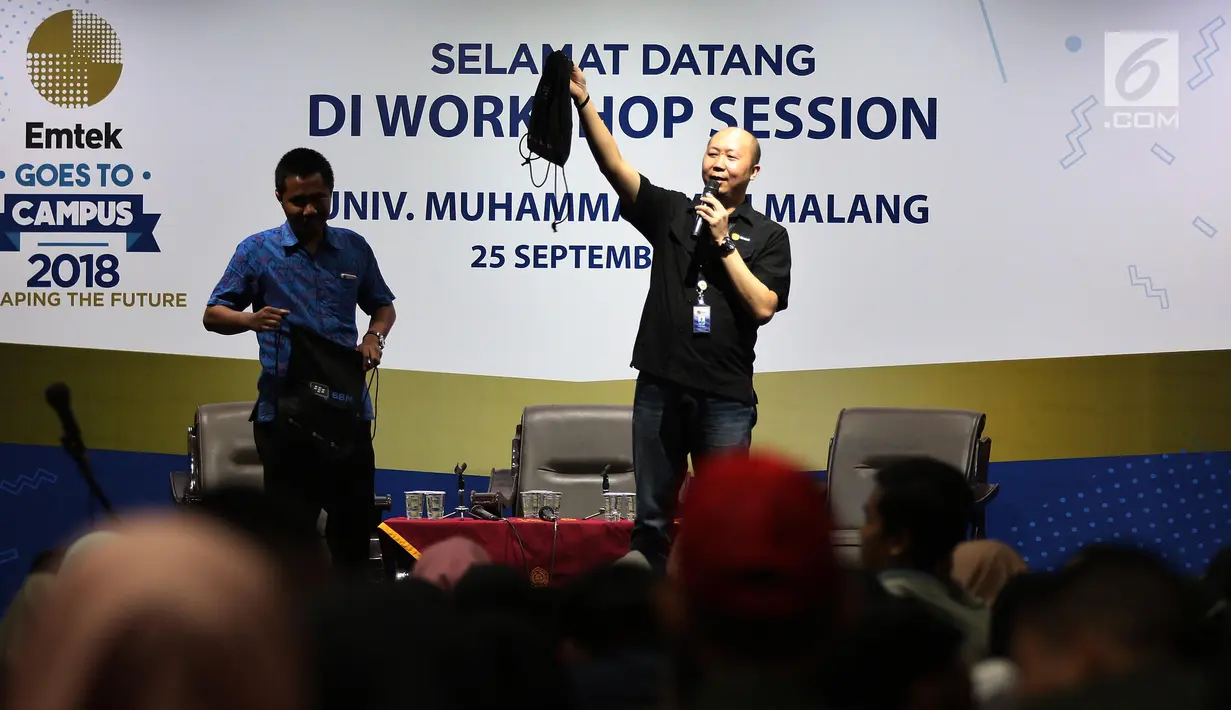 Vice Presiden HR Emtek Pieter Andrian menjadi pembicara Emtek Goes To Campus (EGTC) di Universitas Muhammadiyah Malang, Selasa (25/9). EGTC juga menghadirkan kompetisi news presenter, inspiring sharing, dan entertainment talk. (Liputan6.com/JohanTallo)