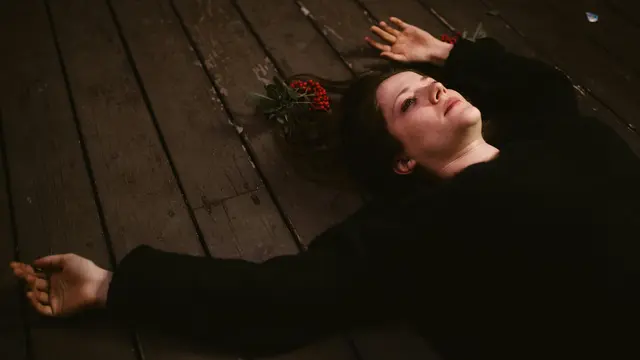 illustrasi wanita sedih