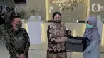Ketua DPR Puan Maharani (tengah) secara simbolis memberikan bantuan ventilator dari pimpinan DPR kepada Bagian Pelayanan Kesehatan DPR RI, Jakarta, Selasa (16/6/2020). Bantuan tersebut untuk mengantisipasi jika ada pegawai atau anggota DPR yang teriindikasi COVID-19. (Liputan6.com/Johan Tallo)