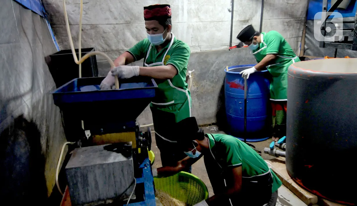 Para santri menyelesaikan pembuatan tempe di Pondok Pesantren Sirajussa'adah, Depok, Jawa Barat, Selasa (23/3/3021). Selain melatih kewirausahaan, produksi tempe ini menjadi tambahan penghasilan bagi para santri yang terdampak pandemi COVID-19. (merdeka.com/Arie Basuki)