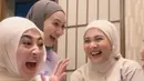 Saat memberi tahu geng Mamayu, Kesha tampil mengenakan cardigan coklat senada dengan kerudungnya. Dipadukan bawahan denim serta anting-anting sebagai pelengkap penampilan. [@kesharatuliu05]