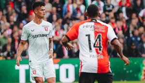 Pemain FC Twente, Mees Hilgers pada pertandingan kontra Feyenoord di ajang Liga Belanda 2024/2025. (X/FC Twente)