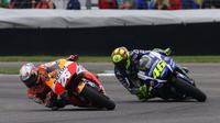 Dani Pedrosa disalip Valentino Rossi di GP Indianapolis (Crash).