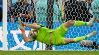 Kiper Argentina Emiliano Martinez memblokir tendangan saat adu penalti melawan Prancis pada pertandingan sepak bola final Piala Dunia 2022 di Stadion Lusail, Lusail, Qatar, 18 Desember 2022. Bermain imbang 3-3 selama 120 menit, Prancis akhirnya tumbang 2-4 dari Argentina dalam drama adu penalti. (AP Photo/Frank Augstein)