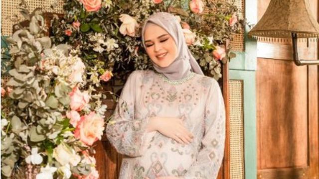8 Momen Meternity Shoot serta Foto Keluarga Cut Meyriska dan Roger Danuarta, Memesona