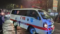 Ambulans yang membawa korban terkena petasan pada malam pergantian tahun 2024 di Jalan Raya Margonda, Kota Depok. (Liputan6.com/Dicky Agung Prihanto)