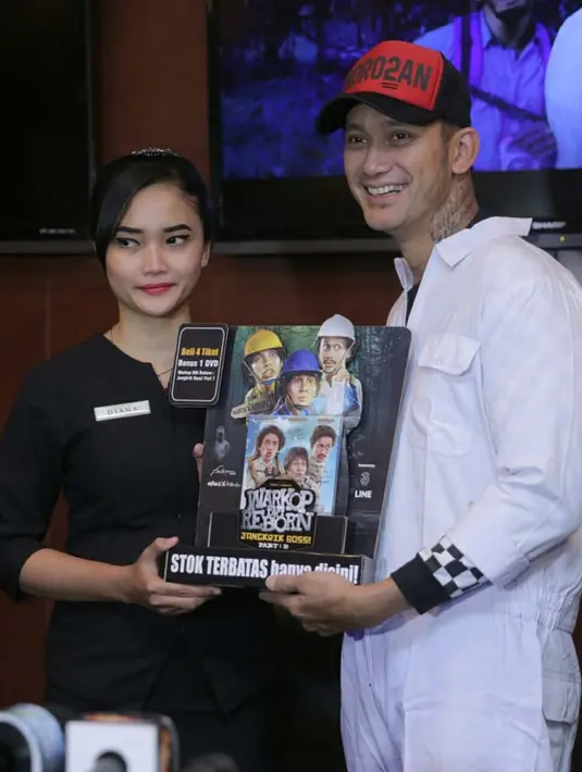 Para pemain juga ternyata telah menyiapkan hadiah saat pembelian tiket presale. Hadiahnya adalah DVD Warkop DKI Reborn: Part 1,  di mana setiap pembelian tiket berjumlah kelipatan 4 akan mendapat 1 DVD. (Nurwahyunan/Bintang.com)
