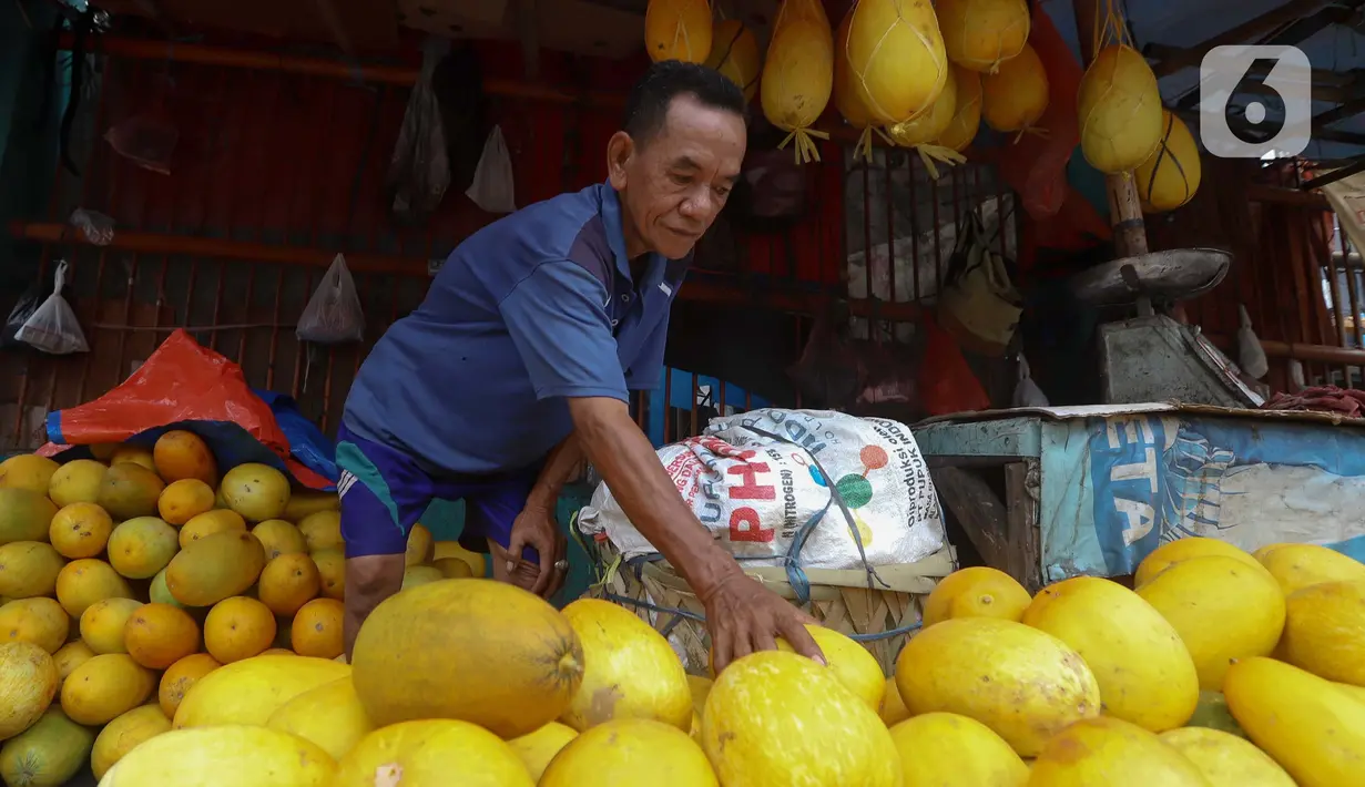 Pedagang menata buah timun suri di Pasar Palmerah, Jakarta, Kamis (6/3/2025). (Liputan6.com/Herman Zakharia)
