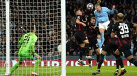 Pemain Manchester City Erling Haaland menyundul bola yang menghasilkan gol ke gawang RB Leipzig pada pertandingan sepak bola leg kedua babak 16 besar Liga Champions di Etihad Stadium, Manchester, Inggris, 14 Maret 2023. Laga berakhir 7-0 dan membawa Manchester City lolos ke perempat final Liga Champions dengan agregat 8-1. (Nick Potts/PA via AP)