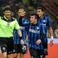 Pemain AC Milan dan Inter Milan berdebat dengan wasit Antonio Damato Di Barletta pada lanjutan Serie A Italia di Stadion San Siro, Milan, Senin (1/2/2016) dini hari WIB. (AFP/Olivier Morin)