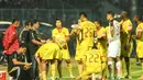 Para Pemain Sriwijaya FC serius mendengarkan instruksi pelatih Beni Dolo pada Laga Semifinal leg pertama Piala Presiden di Stadion Kanjuruhan, Malang, Sabtu (3/10/2015). Sriwijaya menahan imbang Arema 1-1. (Bola.com/Kevin Setiawan)