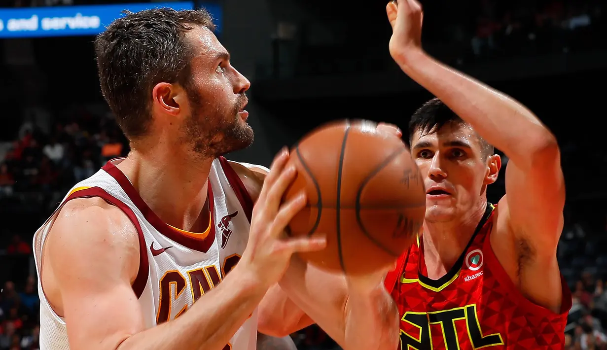 Pebasket Cleveland Cavaliers, Kevin Love, berusaha melewati  pebasket Atlanta Hawks, Ersan Ilyasova, pada laga NBA di Philips Arena, Atlanta, Kamis (30/11/2017). Hawks kalah 114-121 dari Cavaliers. (AP/Kevin C. Cox)
