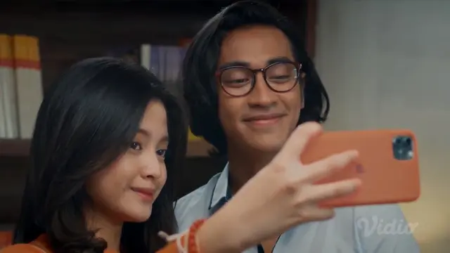 Adegan Romantis Jingga dan Senja