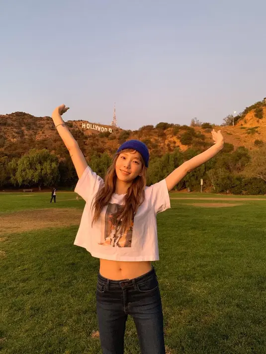 Menggunakan kaos serta celana denim memang tak ada matinya. Taeyeon bahkan memilih memadukan penampilannya dengan memakai beannie. (Liputan6.com/IG/@taeyeon_ss)