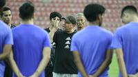 Marcelo Rospide memanfaatkan latihan perdana untuk berkenalan dengan pemain Persik. (Bola.com/Gatot Sumitro)