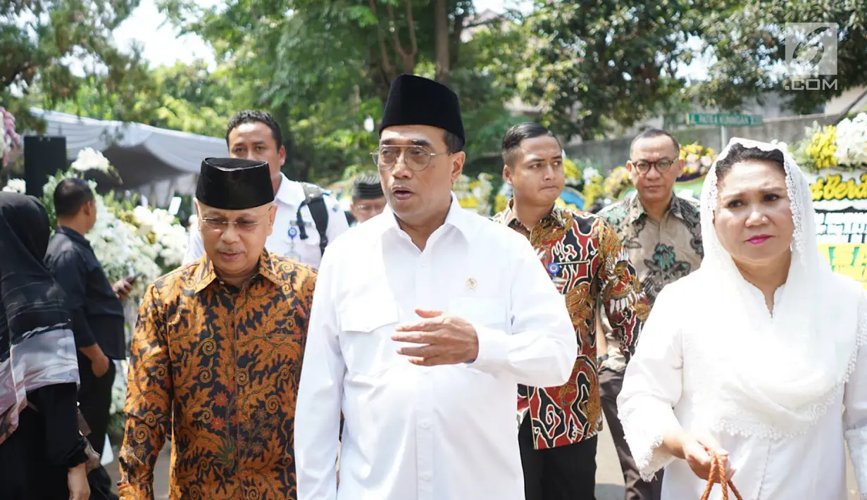 Menteri Perhubungan Budi Karya Sumadi tiba di rumah duka Presiden ke-3 RI BJ Habibie di kawasan Kuningan, Jakarta, Kamis (12/9/2019). Sejumlah tokoh nasional terus berdatangan ke rumah duka atas meninggalnya BJ Habibie. (Liputan6.com/Immanuel Antonius)